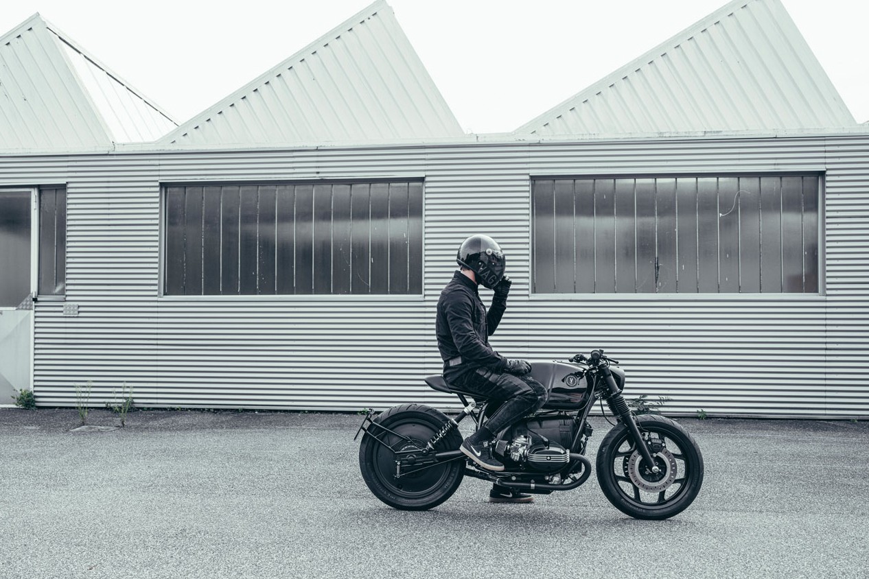 傲世皇朝挂机软件方案 VAGABUND建造了一辆涂黑的“V12”宝马R100RT摩托车